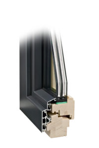 Querschnitt eines Holz-Alu-Fensters mit Dreifachverglasung